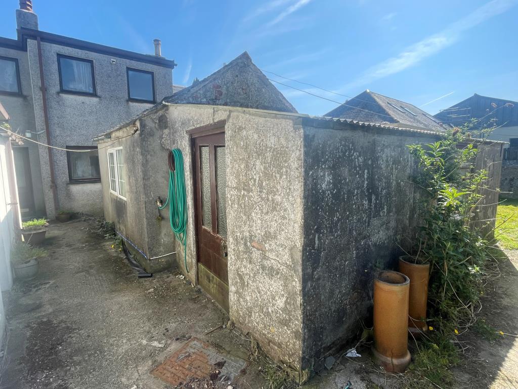 Lot: 23 - TERRACED HOUSE WITH ADDITIONAL ONE-BEDROOM DWELLING, GARAGE, OUTBUILDING AND LARGE GARDEN SPACE - Single storey outbuilding